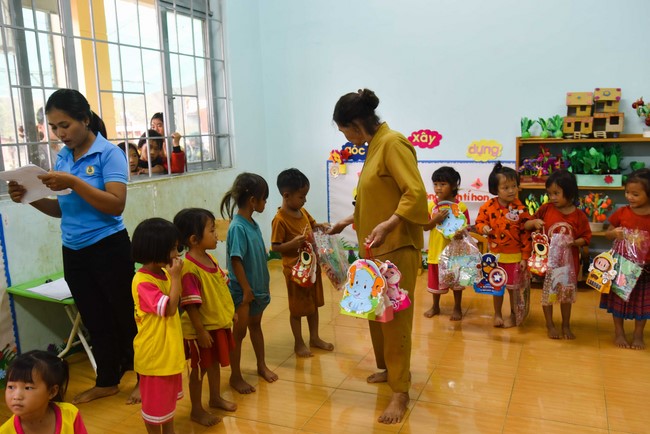 Ban Từ thiện: Tặng quà Trung Thu cho các em học sinh ở Đắk Som, Đăk Nông